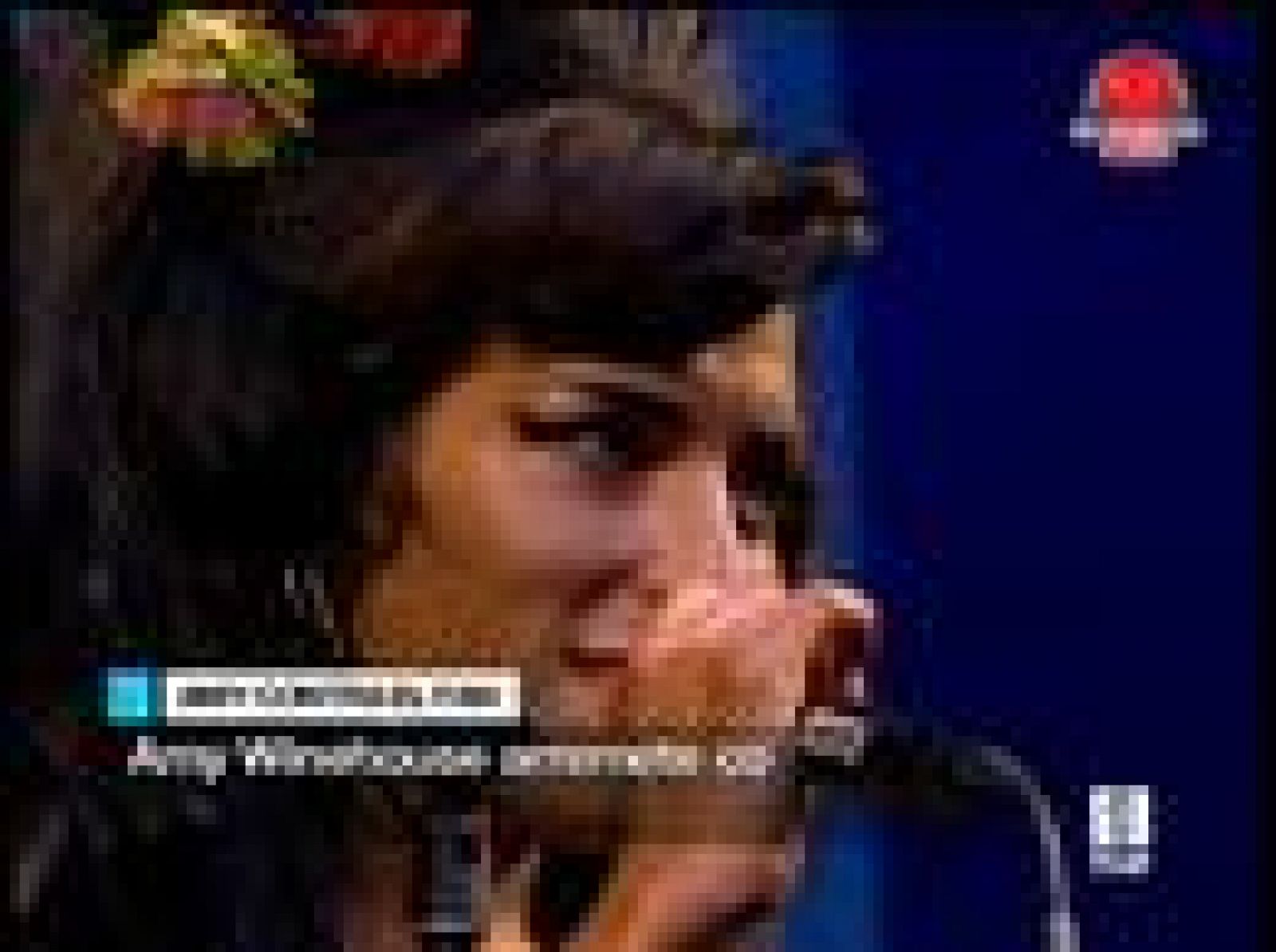 Amy Winehouse arremete contra un fan | Ver