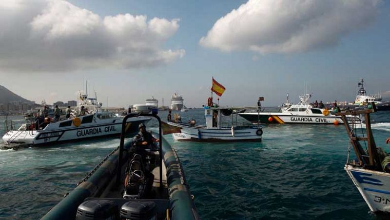 Los pesqueros de Algeciras protestan contra los bloques de hormigón