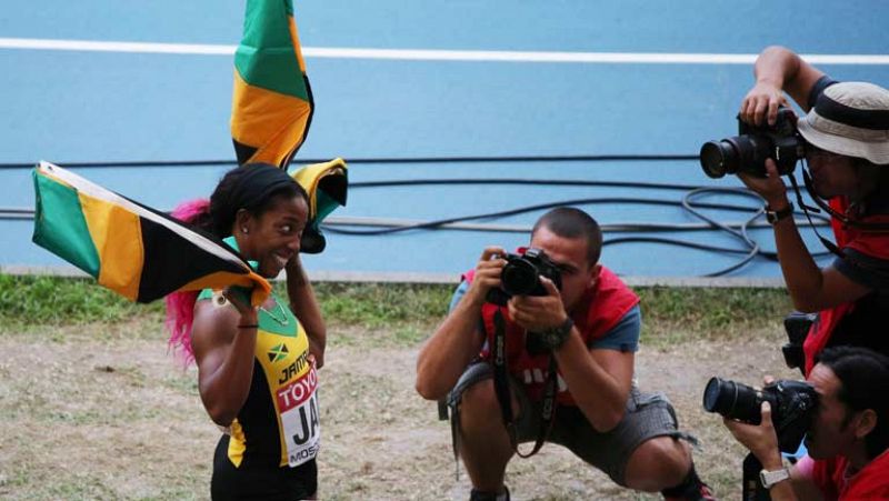 Los jamaicanos Usain Bolt y Shelly-Ann Fraser-Pryce liquidaron las últimas esperanzas de sus adversarios en la última posta de los relevos 4x100 y completaron sus tripletes de oro en los Mundiales, que por primera vez en los últimos doce años terminó