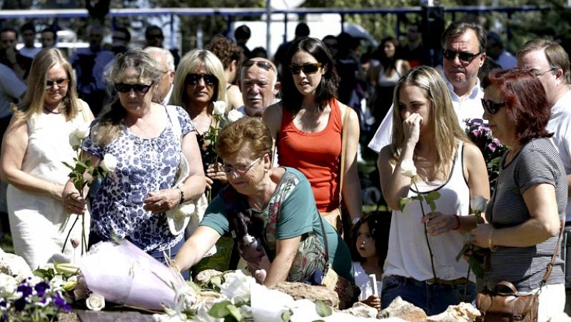 Flores, música y reivindicaciones en el quinto aniversario del accidente de Barajas