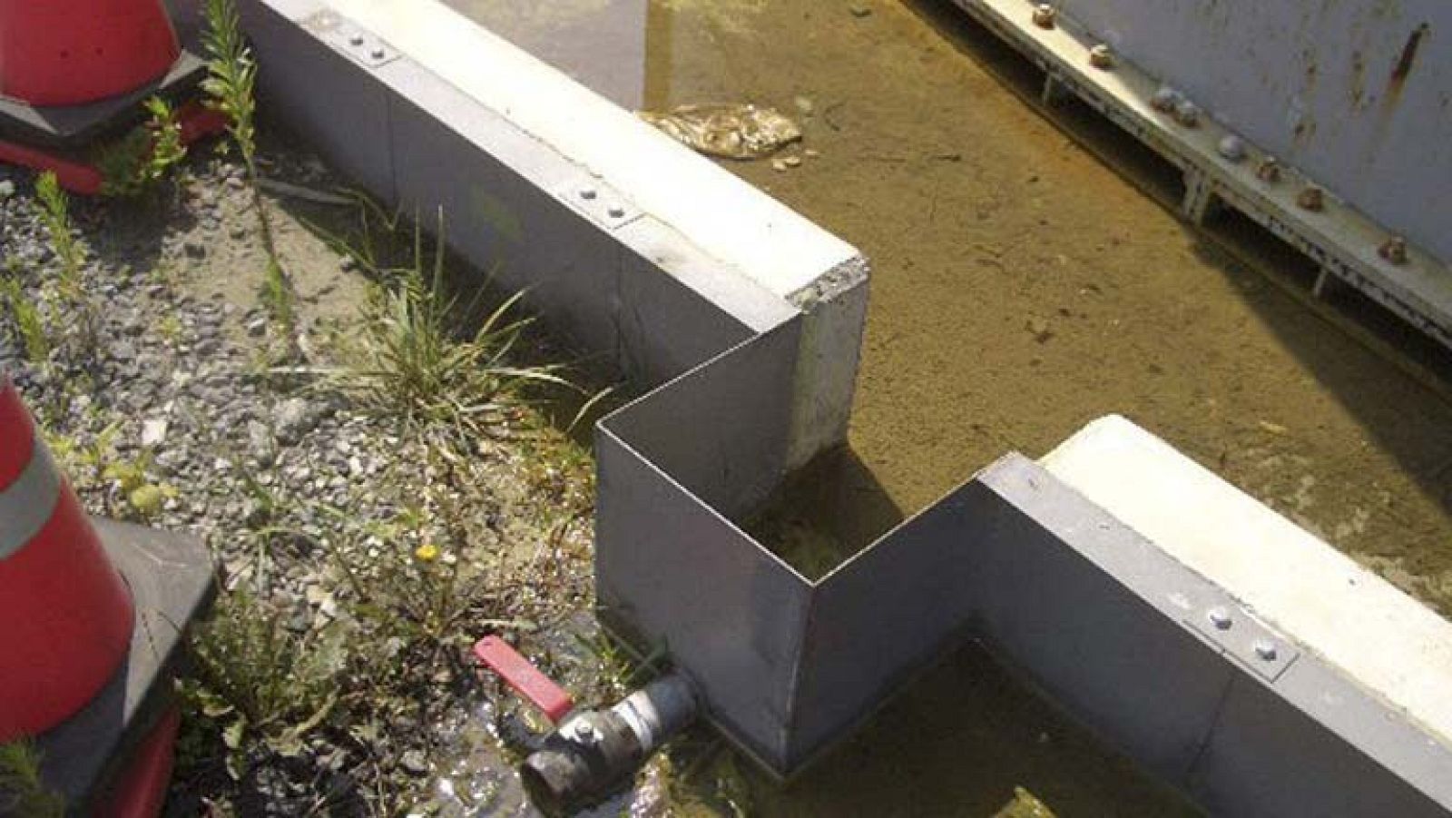 Toneladas de agua muy radioactiva de un tanque de Fukushima se filtran al subsuelo  