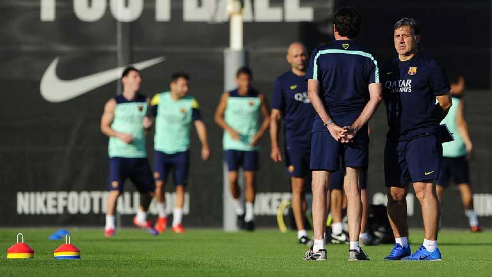 El Barça entrena a las órdenes del Tata Martino, que ha vuelto a ilusionar al barcelonismo, recuperando una de sus señas de identidad, la presión para robar el balón.