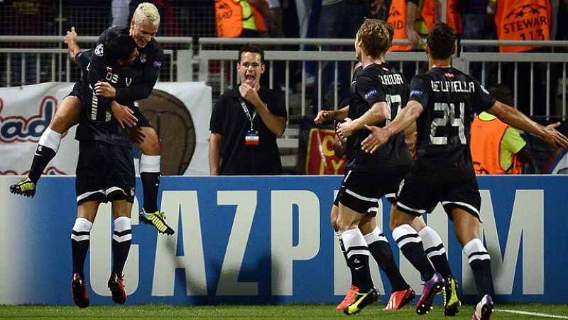 El delantero de la Real Sociedad Antoine Griezmann ha marcado el 0-1 contra el Olympique de Lyon en Gerland al enganchar de manera espectacular una volea a pase de Carlos Vela.