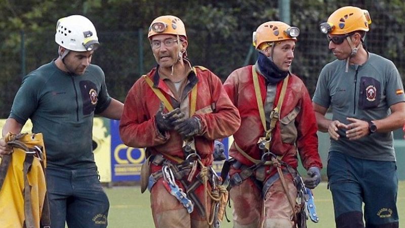 Rescatados sanos y salvos cuatro espeleólogos madrileños perdidos en una cueva de Cantabria 