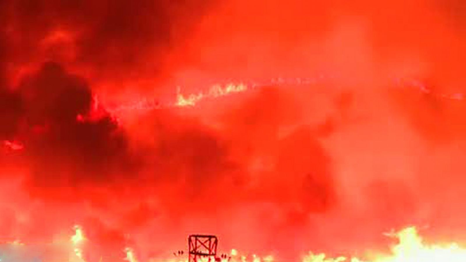 Informativo 24h: Desalojadas un centenar de personas por un incendio en el municipio mallorquín de Arta | RTVE Play