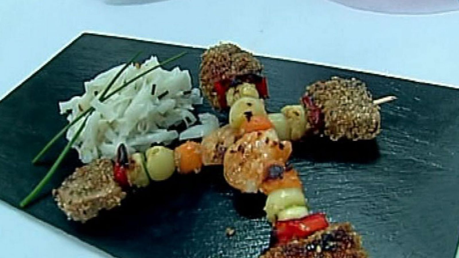 Brochetas de atún y tallarines de arroz