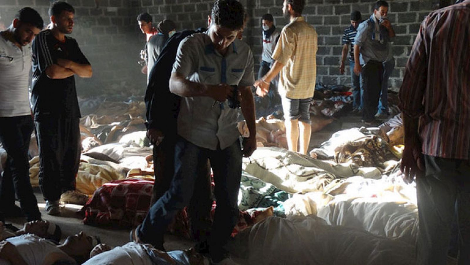 La oposición siria denuncia que cientos de personas han muerto en un ataque con armas químicas en Damasco