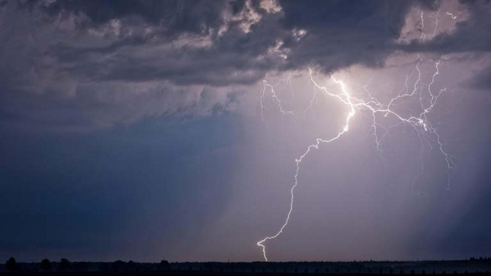 Tormentas en el noreste y persiste el calor en el sur y Canarias