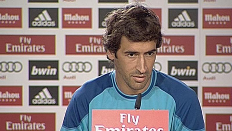 Gracias al trofeo Santiago Bernabéu se rinde homenaje a un icono madridista como Raúl González. El que fuera capitán del equipo blanco regresa a su casa para disfrutar del reconocimiento que en su día la afición que le idolatra no pudo dedicarle el d