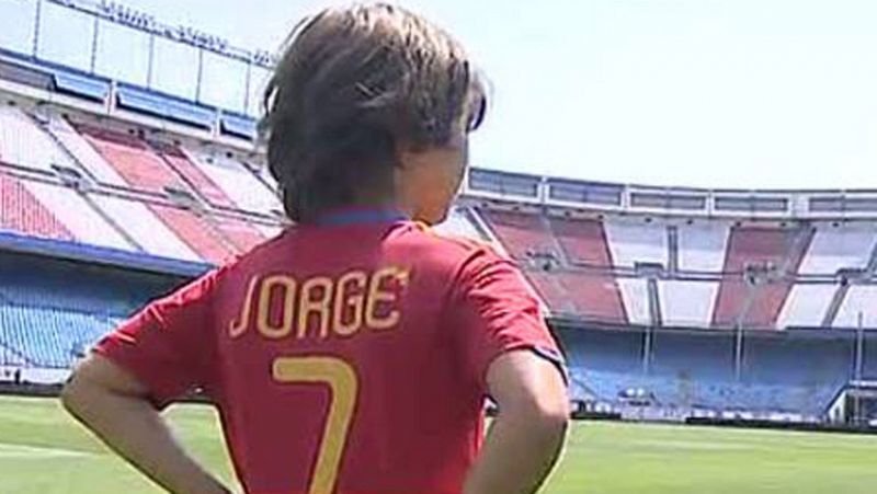 Jorge Pérez, de 9 años y seguidor del Barça, será el encargado de llevar el balón en la ida de la Supercopa de España en el Calderón. Elegido por RTVE.es, se declara fan de Messi.