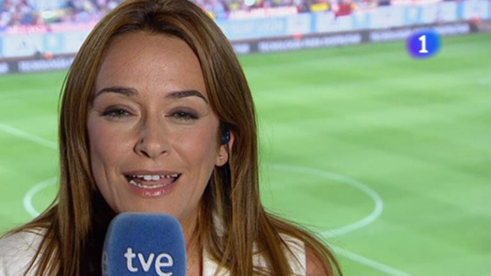 Toñi Moreno sorprende a los espectadores en el descanso del partido de la Supercopa