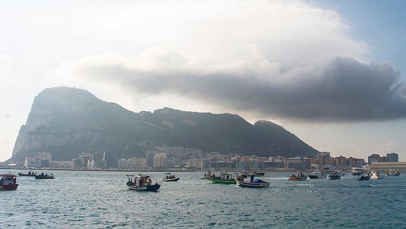 El PSOE critica la gestión del Gobierno en Gibraltar y el PP lamenta la falta de apoyo de la oposición