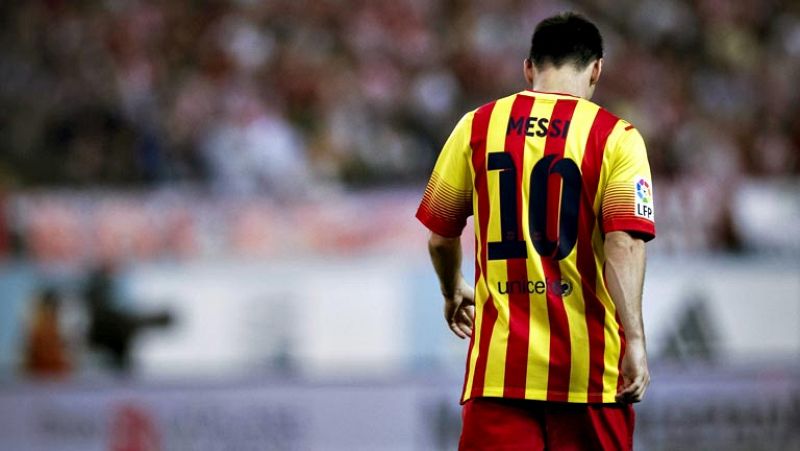 El delantero argentino del Barcelona Lionel Messi, lesionado ayer en el partido de ida de la Supercopa de España ante el Atlético de Madrid, sólo padece "un hematoma intramuscular postcontusional en el bíceps de la pierna derecha", según ha informado