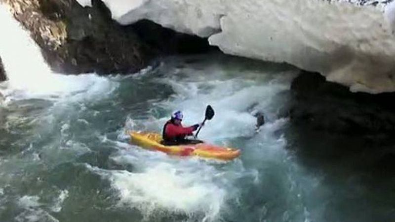 El catalán Aniol Serrasoles, uno de los mejores kayakistas extremos del mundo, ha cruzado el parque Natural del Alto Pirineo de Lleida descendiendo por primera vez el rio Tavascan.