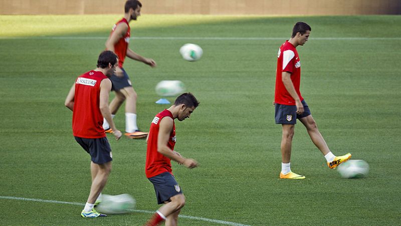 El Atlético de Madrid se ha entrenado un día después del partido de ida de la Supercopa de España con la incertidumbre en el futuro de sus jugadores Adrián y Demichelis, que podrían abandonar el equipo antes de que finalice el mercado de fichajes.