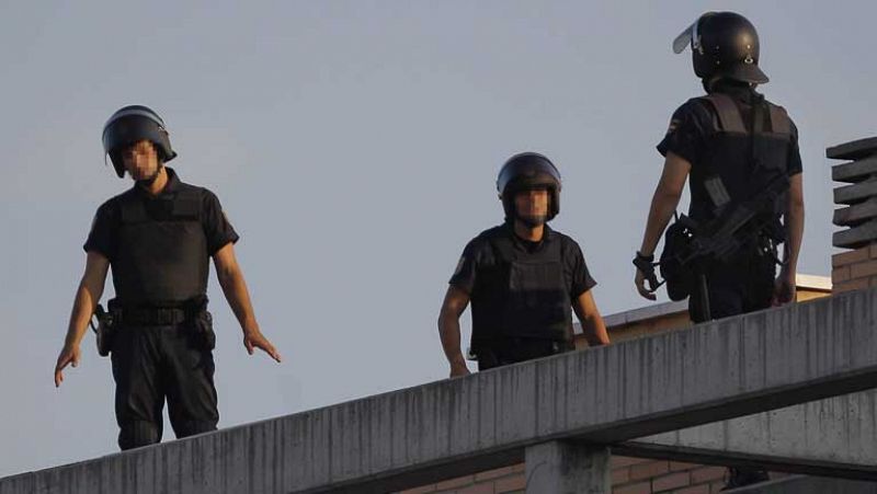 Dos ciudadanos colombianos se  arrojan al vacío en Sanchinarro en Madrid durante un tiroteo