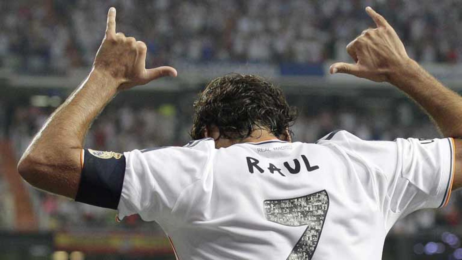 Raúl vuelve a levantar al público del Bernabéu en el partido de su homenaje