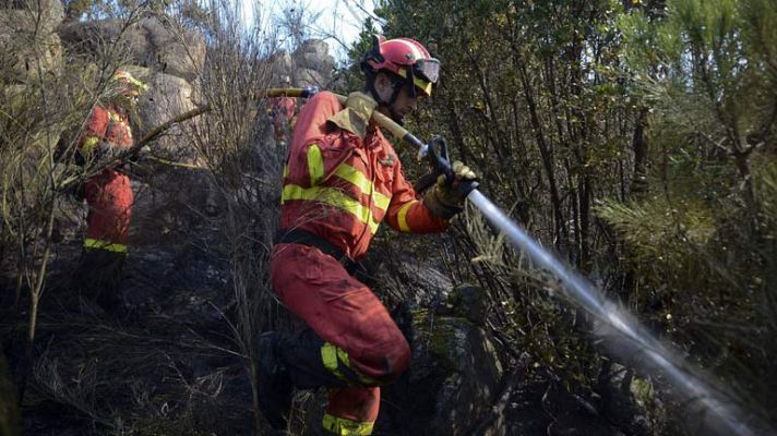 Dan por controlado el fuego de Tres Cantos, en Madrid, y baja la alerta en el de Zamora