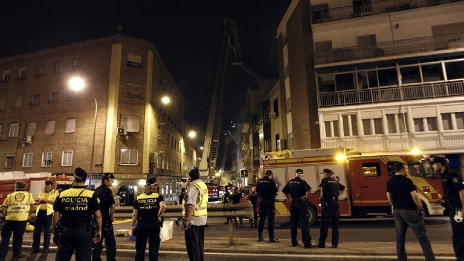 Alrededor de 70 desalojados por un aparatoso incendio en el barrio de Tetuán