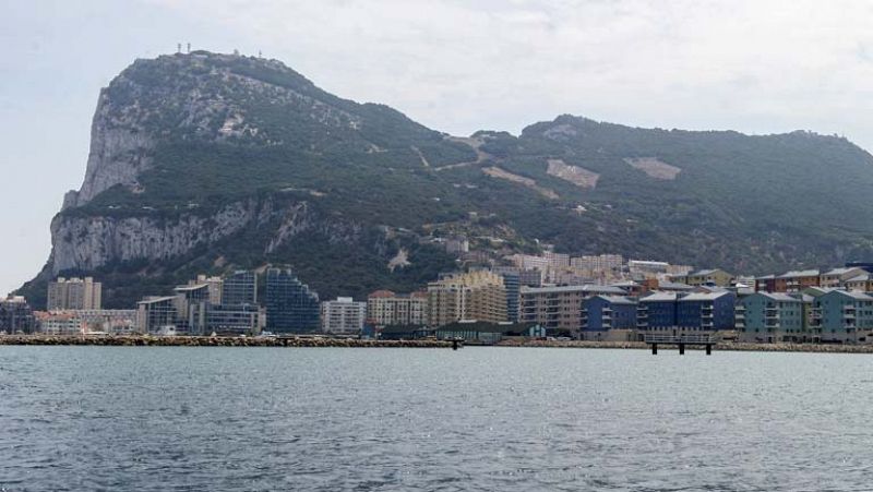 España pide a Bruselas que investigue si Gibraltar cumple las normas comunitarias 