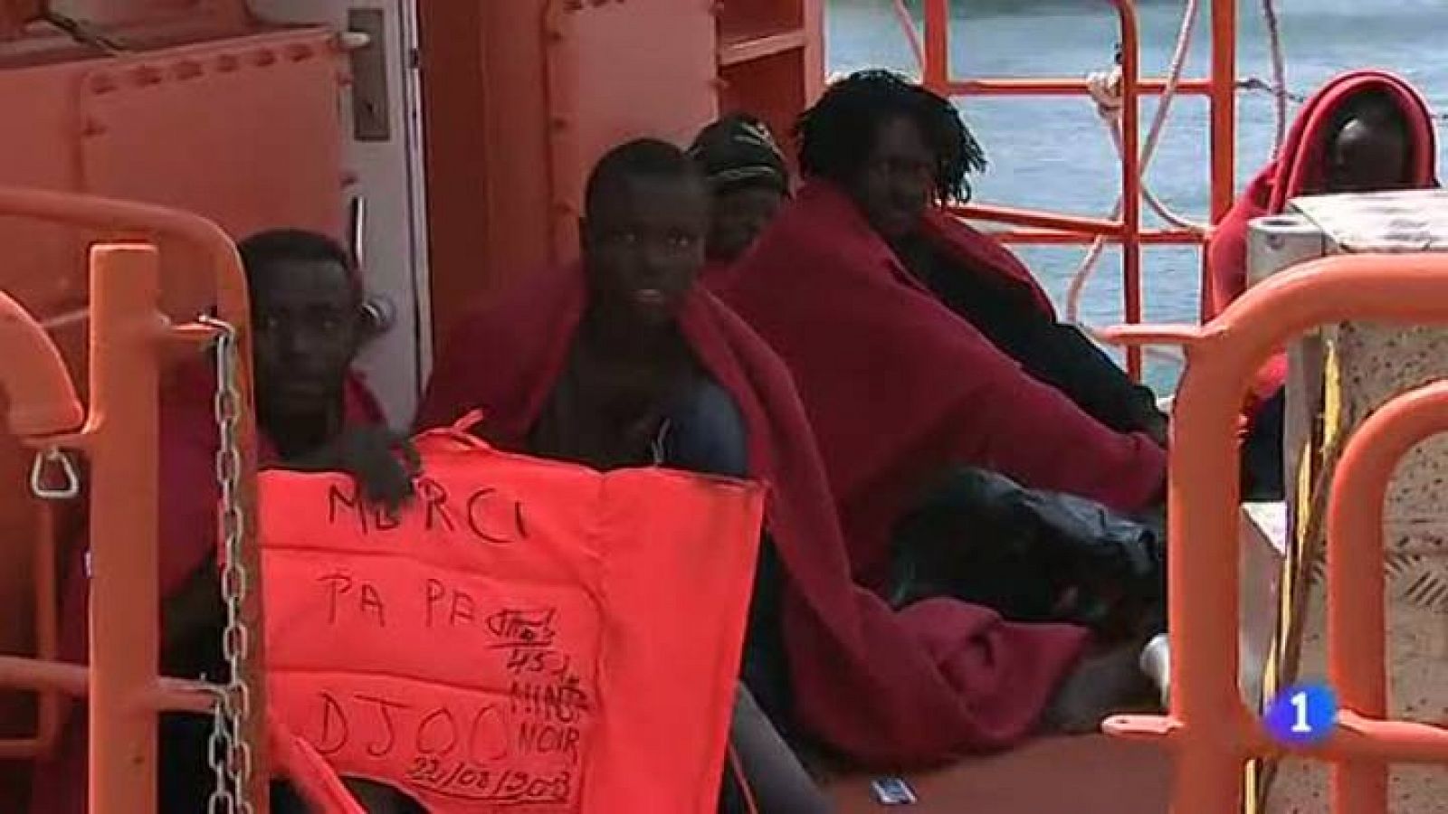 El viaje en barcas de juguete para llegar a las costas españolas