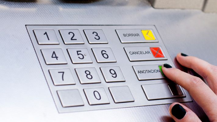 Telediario 1 - Los bancos duplican las comisiones por sacar dinero de cajeros que no sean de su red