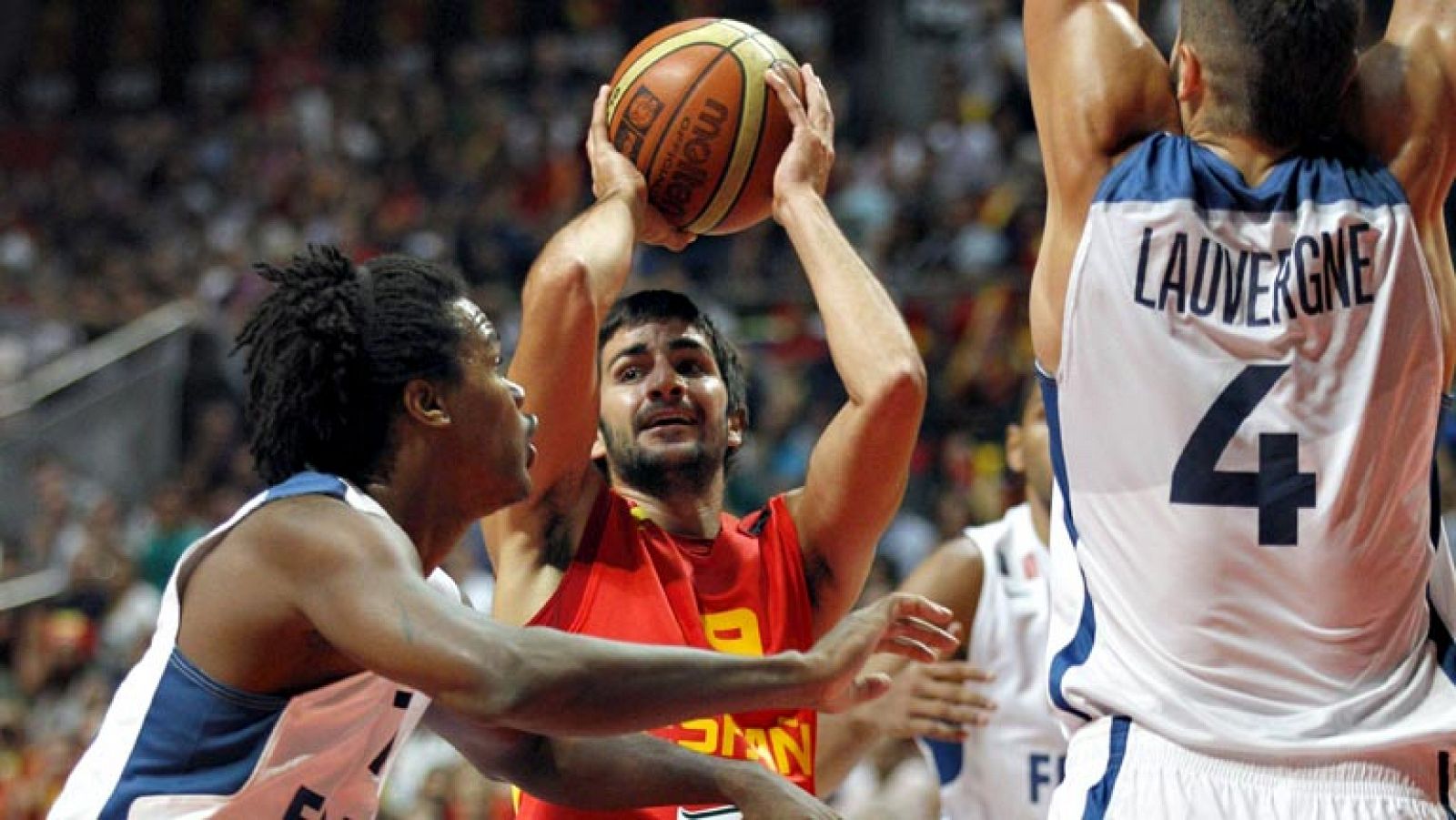 España sufrió para ganar a Francia (85-76) en el primer 'test' serio de preparación para el Europeo de Eslovenia 2013, con un rival amparado en Boris Diaw y Nicolas Batum, más fuerte en la pintura y que nunca le perdió la cara al partido ante los afi