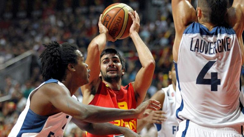 España sufrió para ganar a Francia (85-76) en el primer 'test' serio de preparación para el Europeo de Eslovenia 2013, con un rival amparado en Boris Diaw y Nicolas Batum, más fuerte en la pintura y que nunca le perdió la cara al partido ante los afi