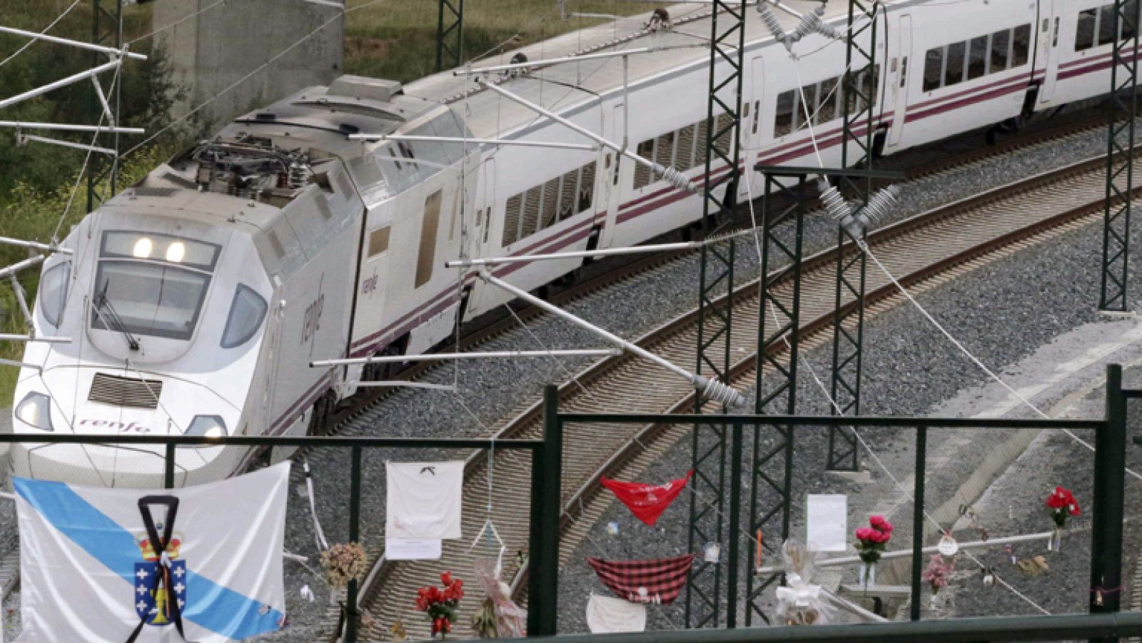 Informativo 24h: Dos imputaciones y el sistema en revisión un mes después del accidente de tren de Santiago | RTVE Play