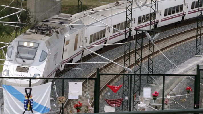 Dos imputaciones y el sistema en revisión un mes después del accidente de tren de Santiago