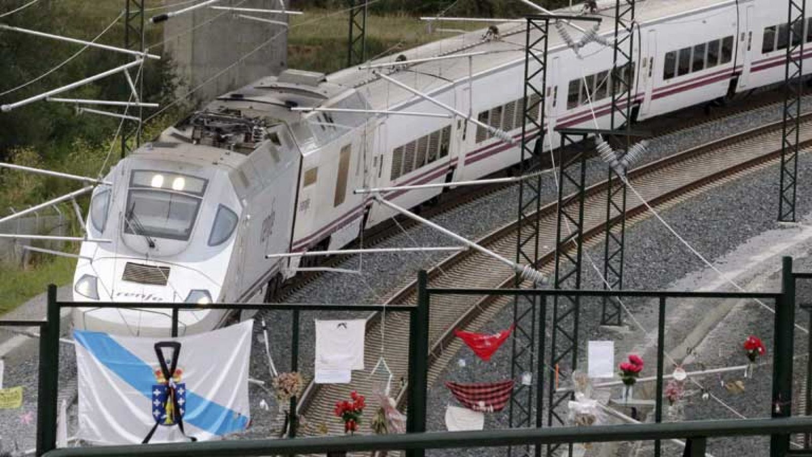 Muestras de cariño a las víctimas un mes después del accidente de tren de Santiago