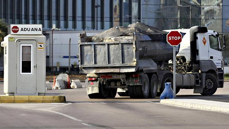  Aduanas prohíbe el paso de camiones con piedra a Gibraltar