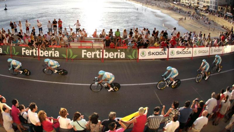 El ciclista esloveno Janez Brajkovic se ha convertido este sábado  en el primer líder de la Vuelta Ciclista a España 2013 tras la  victoria de su equipo, el Astana, en la primera etapa de la ronda  española consistente en una contrarreloj por equipos