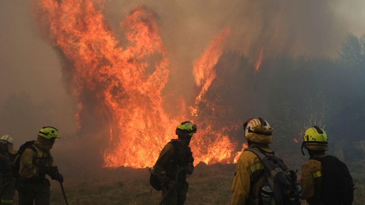 El incendio de Cualedro afecta a alrededor de 1.100 hectáreas y llega hasta Portugal