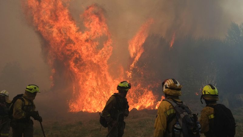 El incendio de Cualedro afecta a alrededor de 1.100 hectáreas y llega hasta Portugal