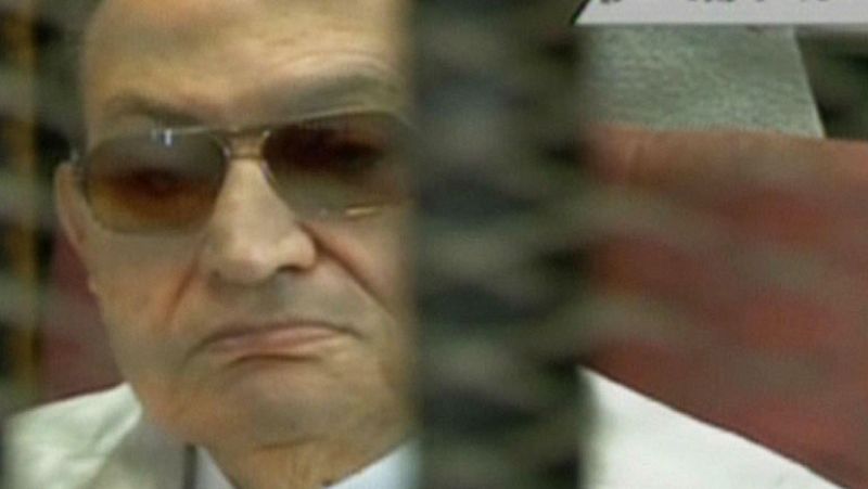 Mubarak vuelve a sentarse en el banquillo
