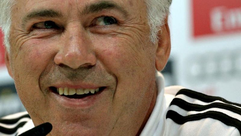 El entrenador del Real Madrid, Carlo Ancelotti, ha querido zanjar  la polémica en torno a quién debe ser el guardameta titular del  conjunto blanco declarando que "no juega Iker o Diego, juega el  portero del Real Madrid", en una llamada a la unidad 