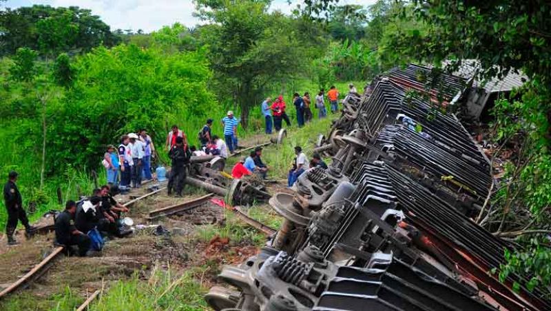 Al menos seis muertos en el descarrilamiento en México de 'La Bestia', el tren de los clandestinos