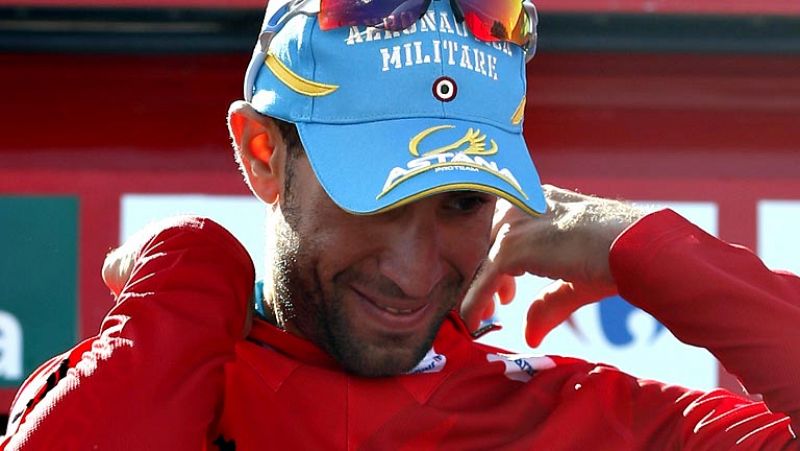 El italiano Vincenzo Nibali ha tenido que volver al podio cuando ya estaba en el autobús porque vuelve a ser el líder de la Vuelta ciclista a España 2013.
