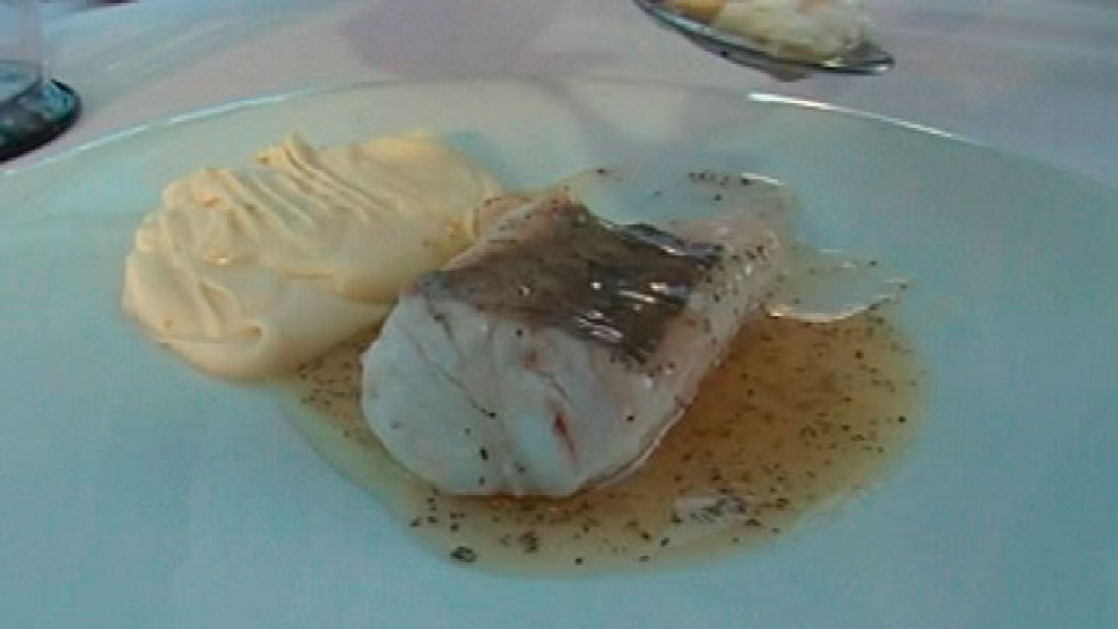 España Directo- Merluza de palangre confitada con raíz de apio y romero - RTVE Cocina | Ver