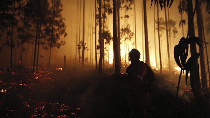 Informativo 24h - Un incendio en la provincia de A Coruña obliga a desalojar a cerca de 500 personas