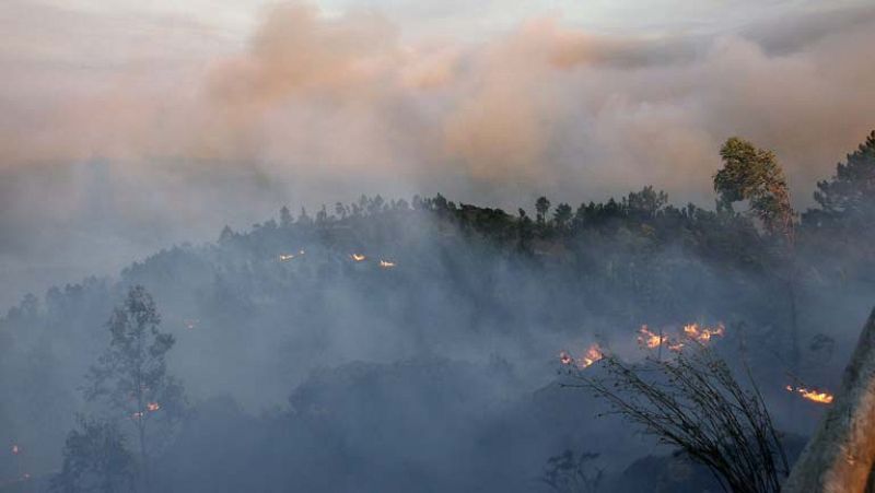 Continúa activo, pero estabilizado, el incendio de Ribeira, en A Coruña 