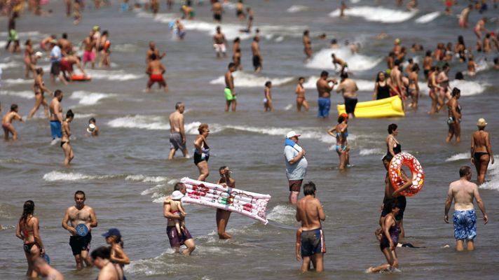 Los españoles viajan hasta julio un 6,9% menos y son más los que se alojan en casas de amigos o familiares