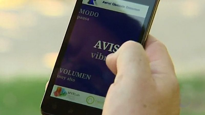 Una aplicación móvil y un bastón electrónico avisan a las personas ciegas de la presencia de objetos