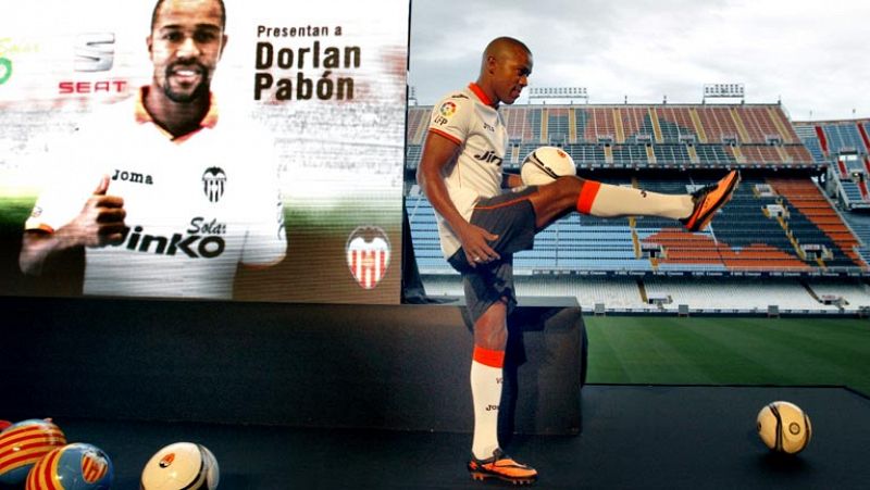 El Valencia mejora y mucho con su nuevo fichaje, Dorlán Pabón, que ya ha sido presentado en Mestalla. Cuatro temporadas ha firmado este delantero colombiano compañero de selección de Radamel Falcao. Con esta irreconocible indumentaria ha viajado el S