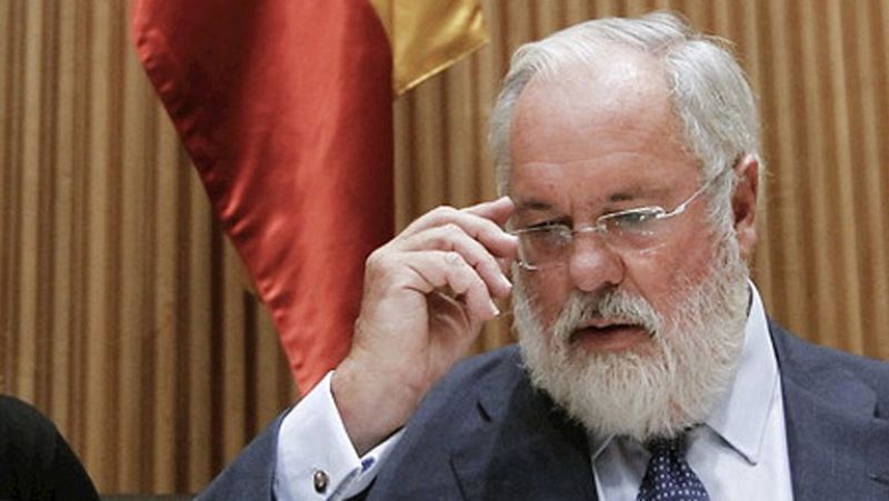 Cañete anuncia endurecer las sanciones por el "bunkering" en la bahía de Algeciras 