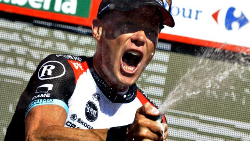 El enviado especial de TVE a la Vuelta, Josué Elena, ha estado con el ciclista mas veterano de la carrera. Chris Horner es un tipo muy peculiar, algunos le llaman el Chiquito de la Calzada del pelotón.