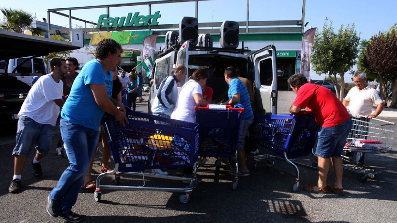 Telediario 1: El Sindicato Andaluz de Trabajadores asalta un supermercado en Sevilla y se lleva diez carros de material escolar básico | RTVE Play