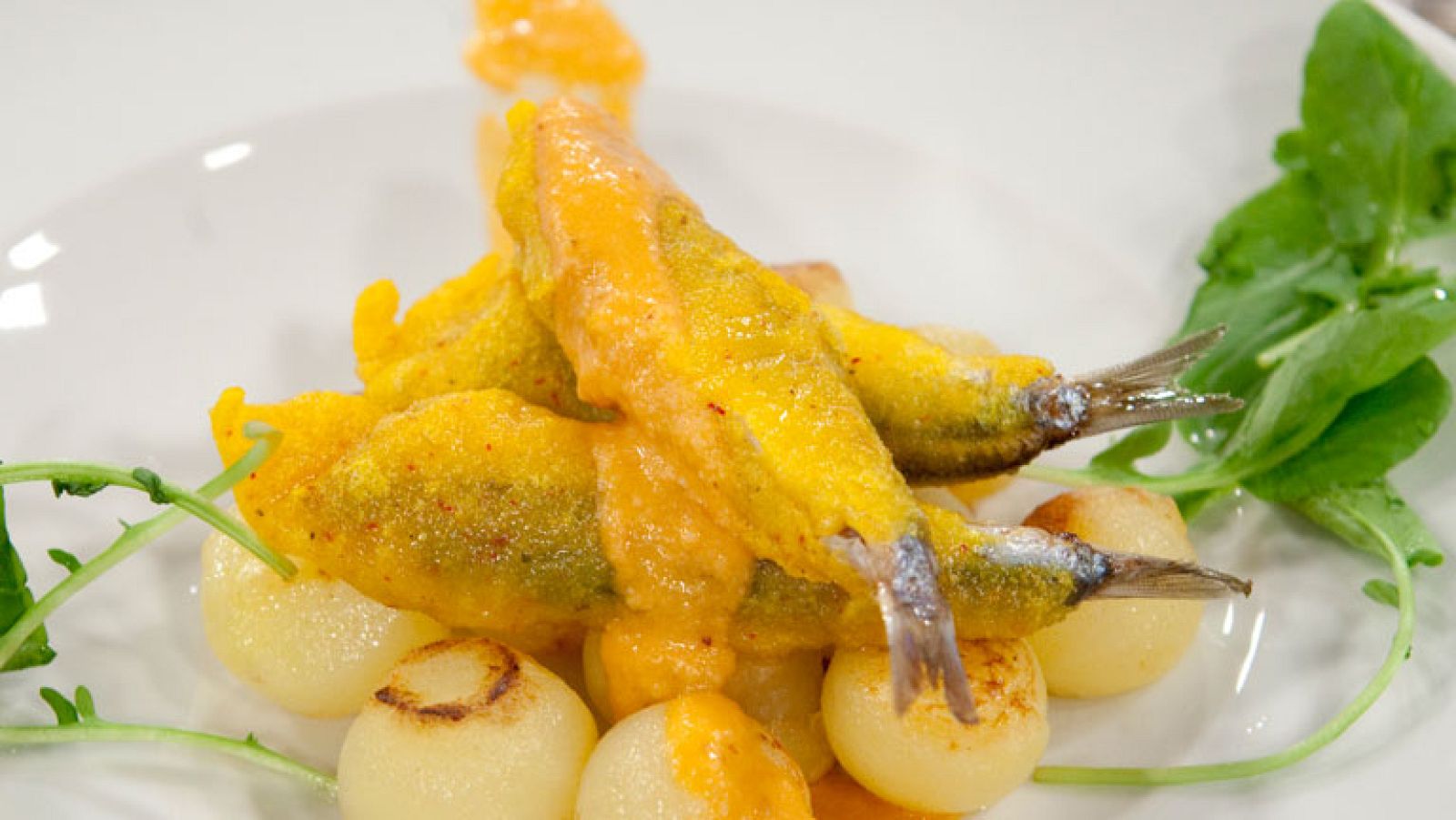 Tempura de boquerones con salsa de frutos secos y patatas