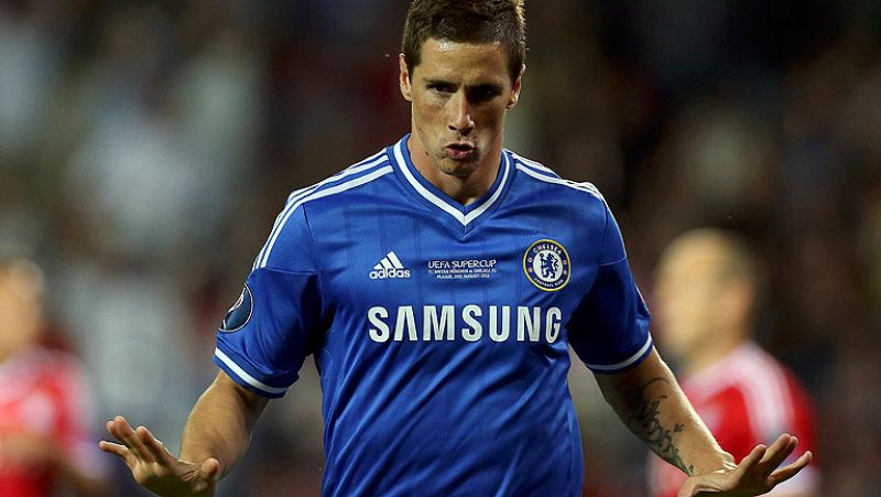 El delantero español Fernando Torres marca el primer tanto de la Supercopa de Europa al culminar con un disparo a la escuadra un contragolpe de los de Mourinho.